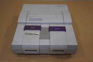 lot 17 image: Nintendo Super NES Gaming System