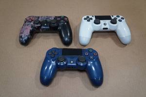 lot 30 image: 3 Sony PlayStation 4 Controllers