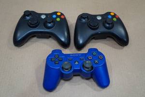 lot 31 image: 3 Controllers -XBOX 360, PlayStation 3