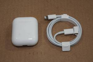 lot 57 image: Apple Airpods