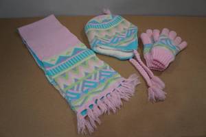 lot 74 image: Kids Winter Set -Scarf, Mittens, Hat