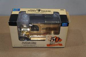 lot 85 image: Ertl 1913 Ford Model T 124 Model Truck