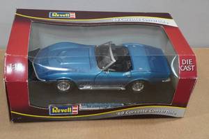 lot 88 image: Revell 69 Corvette Convertible 118 Die Cast Model Car