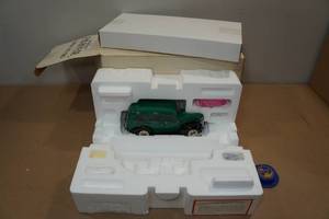 lot 93 image: 1946 Chevrolet Suburban 124 Franklin Mint Model Car