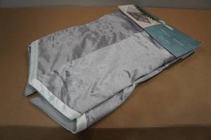 lot 103 image: Jaclyn Smith 48 Tree Skirt