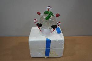 lot 114 image: Snowman Snow Globe
