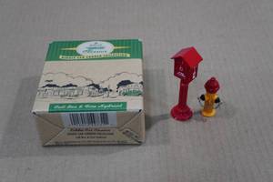 lot 122 image: Hallmark Kiddie Car Classics Scale Model -Call Box & Fire Hydrant