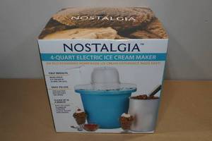 lot 139 image: Nostalgia 4-Quart Ice Cream Maker