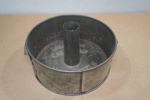 lot 150 image: Antique Swans Down Angel Food Cake Pan