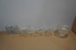 lot 184 image: Assorted Glassware