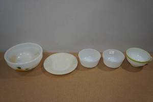 lot 201 image: Assorted Fire King and Pyrex Pieces