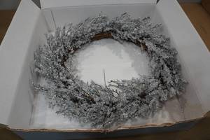 lot 205 image: Decorative Wreath