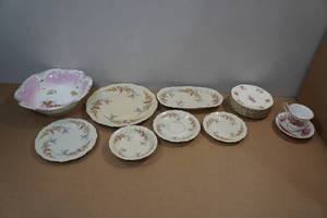 lot 206 image: Assorted Floral China