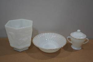 lot 207 image: Assorted Anchor Hocking White Glass Pieces