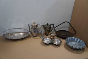 lot 208 image: Assorted Serviceware