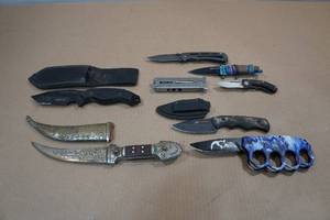 lot 250 image: Assorted Knives - Mtech, Smith & Wesson, Ozark Trail
