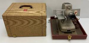 lot 62 image: Vintage TDC Selectron Semimatic Deluxe Model D Projector With Hard Case