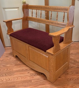 lot 13 image: Lovely Oak Storage Bench