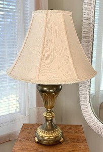 lot 26 image: Vintage Brass Table Lamp
