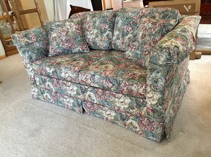 lot 16 image: Floral Hide-a-Bed Loveseat