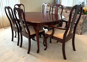 lot 2 image: Elegant Dining Table with Six Chairs