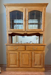 lot 10 image: Oak Kitchen Display Hutch with Mirrored Back and Glass Shelves