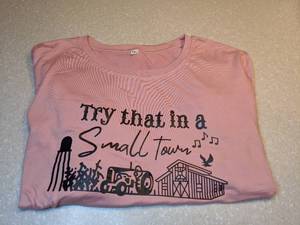 lot 409 image: New Womens Shirt Try That In A Small Town Pink Size 3X P