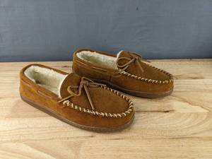 lot 73 image: Minnetonka Mens Suede Pile Lined Hardsole Moc Slipper Size 10 N