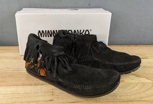 lot 189 image: Minnetonka Concho Feather Fringe Boot Womens Size 10 Moccasin Black N