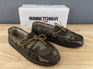 lot 193 image: Brand New Minnetonka Pile Lined Hardsole Slipper Mens Size 12M Moccasin Green Camo Print N