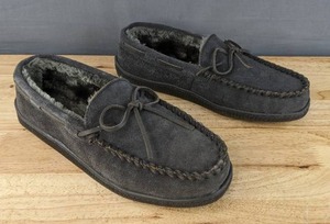 lot 201 image: Minnetonka Pile Lined Hardsole Slipper Mens Size 10.5M Moccasin Gray N