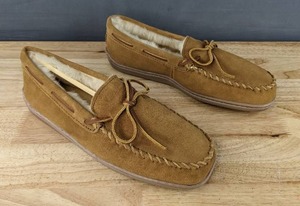 lot 205 image: Brand New Minnetonka Sheepskin Hardsole Slipper Mens Size 10 Moccasin Golden Tan N