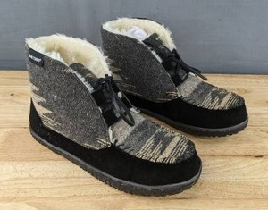 lot 2 image: Minnetonka Torrey Slipper Boot Womens Size 8M Moccasin Black N