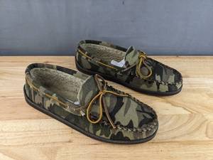 lot 213 image: Mens Minnetonka Pile Lined Hardsole Moccasin Slipper Size 12M Camo N