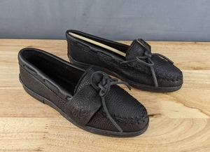 lot 217 image: Minnetonka Moccasin Womens Moosehide Classic Size 7.5 Black N