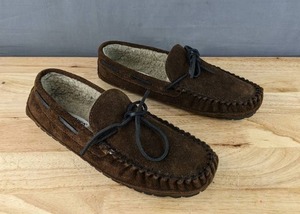 lot 225 image: Minnetonka Moccasin Mens Casey Slipper Size 10.5M Chocolate N