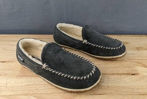 lot 739 image: Minnetonka Moccasin Mens Tilden Slipper Size 10.5M Gray N