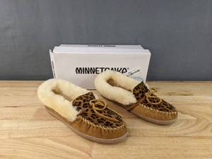 lot 19 image: Brand New Minnetonka Moccasin Womens Alpine Sheepskin Slipper Size 8 Leopard Print Tan N
