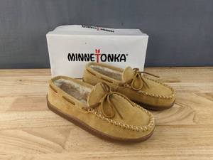 lot 237 image: Minnetonka Pile Lined Hardsole Slippers Mens Size 9.5 Tan N