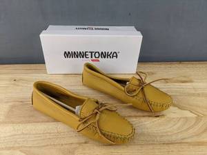 lot 241 image: Minnetonka Double Deerskin Softsole Moccasin Womens Size 8 Natural N