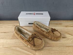 lot 245 image: New Childrens Minnetonka Moccasin Big Kid Size 3 Tan N