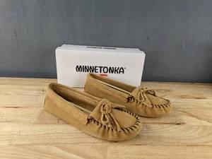 lot 249 image: Minnetonka Kilty Softsole Womens Size 10 Taupe N