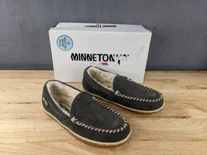 lot 435A image: Minnetonka Tempe Womens Size 7.5 Grey N