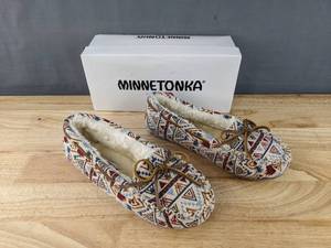 lot 41A image: Brand New Minnetonka Slipper Womens Size 8.5 Patterned N
