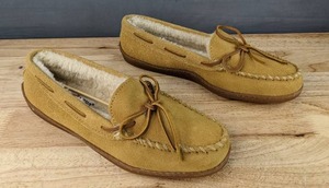 lot 173 image: Brand New Minnetonka Hardsole Slipper Womens Size 10 Moccasin Golden Tan N