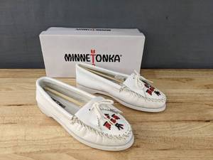 lot 44 image: Minnetonka Beaded Thunderbird Womens Size 6.5 White N