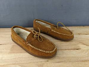 lot 427A image: Minnetonka Mens Suede Pile Lined Hardsole Moccasin Slipper Size 11M N