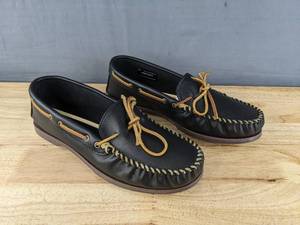 lot 412A image: New Minnetonka Classic Camp Moccasins Mens Size 11 in Black N