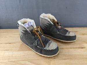 lot 55 image: Brand New Minnetonka Torrey Bootie Slippers Womens Size 9M in Grey N