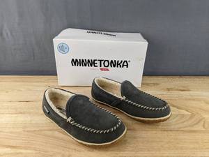 lot 403A image: New Minnetonka Tilden Moccasin Slippers Womens Size 8W in Grey N
